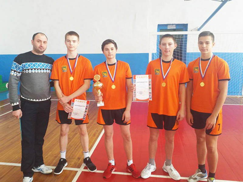 Баскетболисты школы № 2 и тренер Владимир Журавлев
